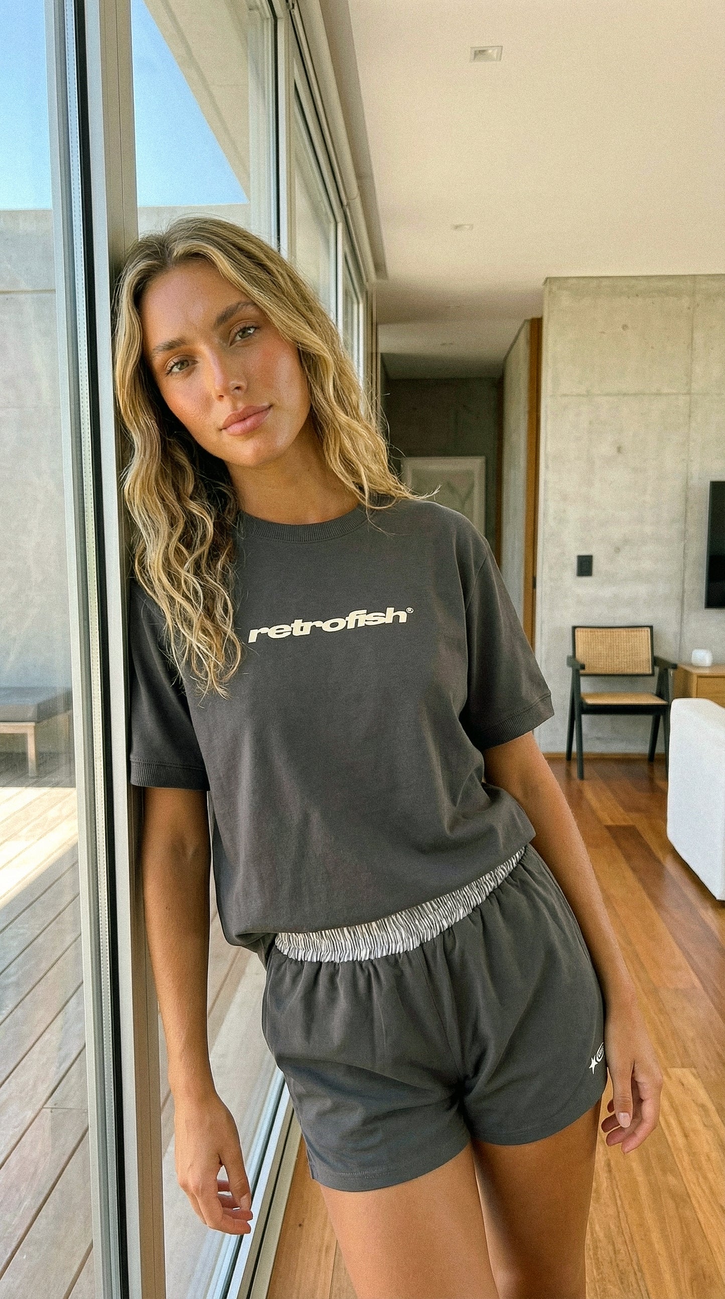 Remera Retrofish Core Gris