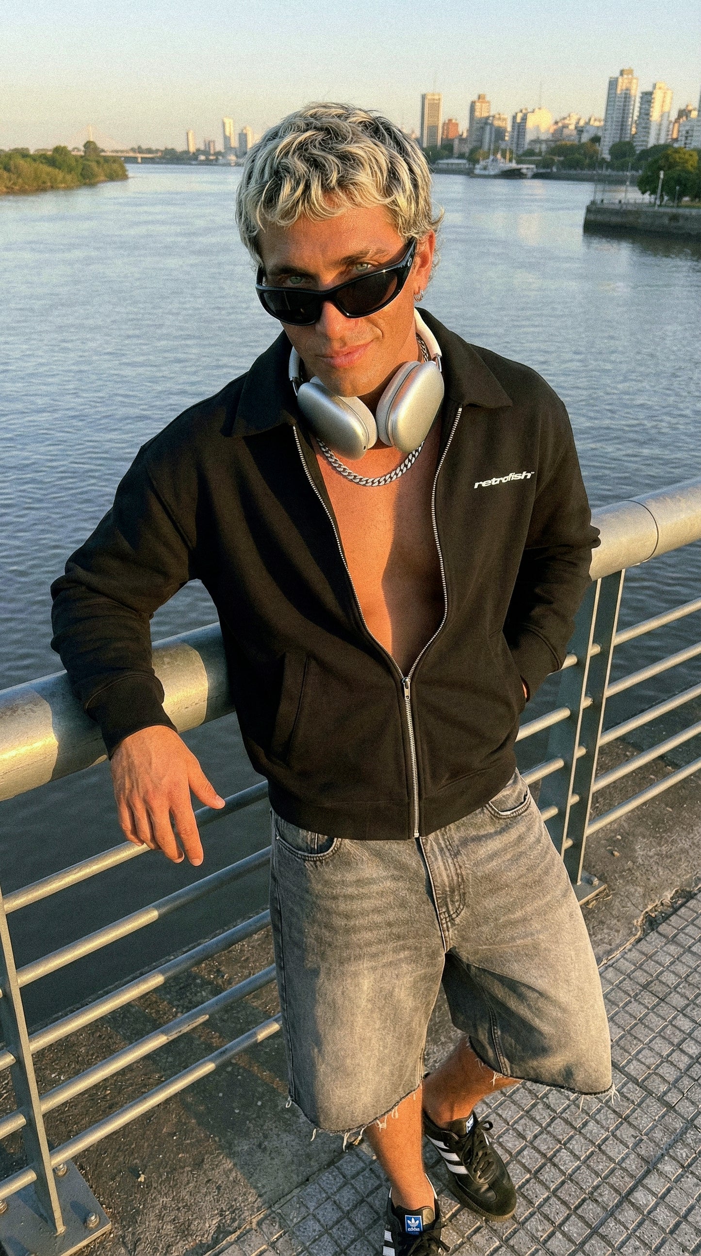 Buzo Zipper Negro Con Cuello