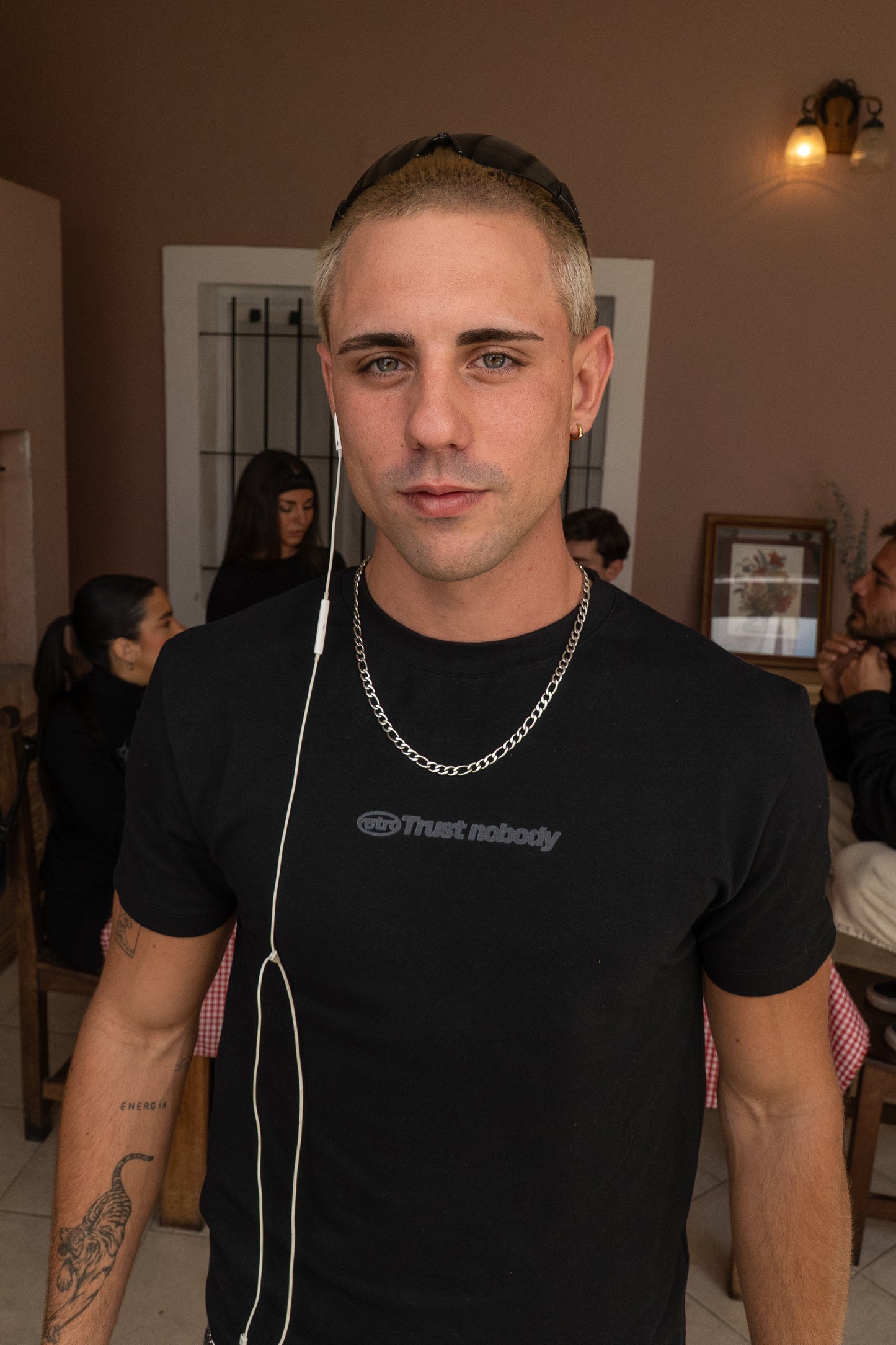 Remera Slim Trust Nobody